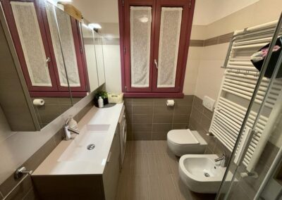 Come arredare un bagno piccolo con lavatrice e doccia