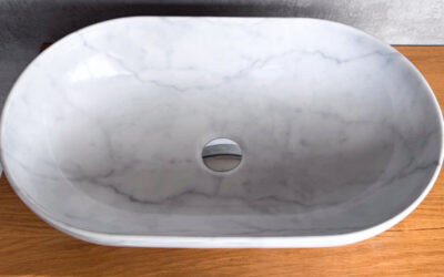 Lavabo effetto marmo in ceramica: la scelta di design per un bagno elegante e resistente