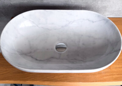 Lavabo effetto marmo in ceramica: la scelta di design per un bagno elegante e resistente